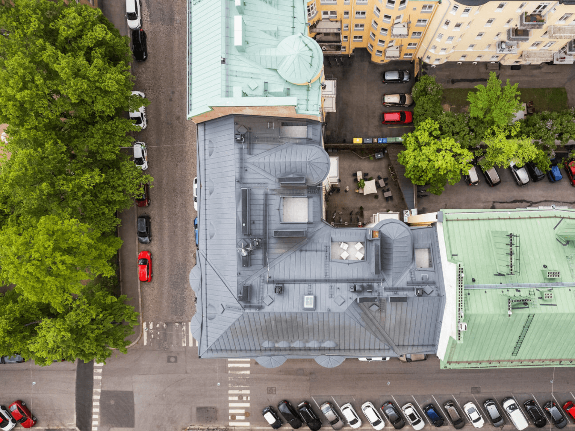 Värillinen kopterikuva kiinteistöstä osoitteessa Museokatu 13.